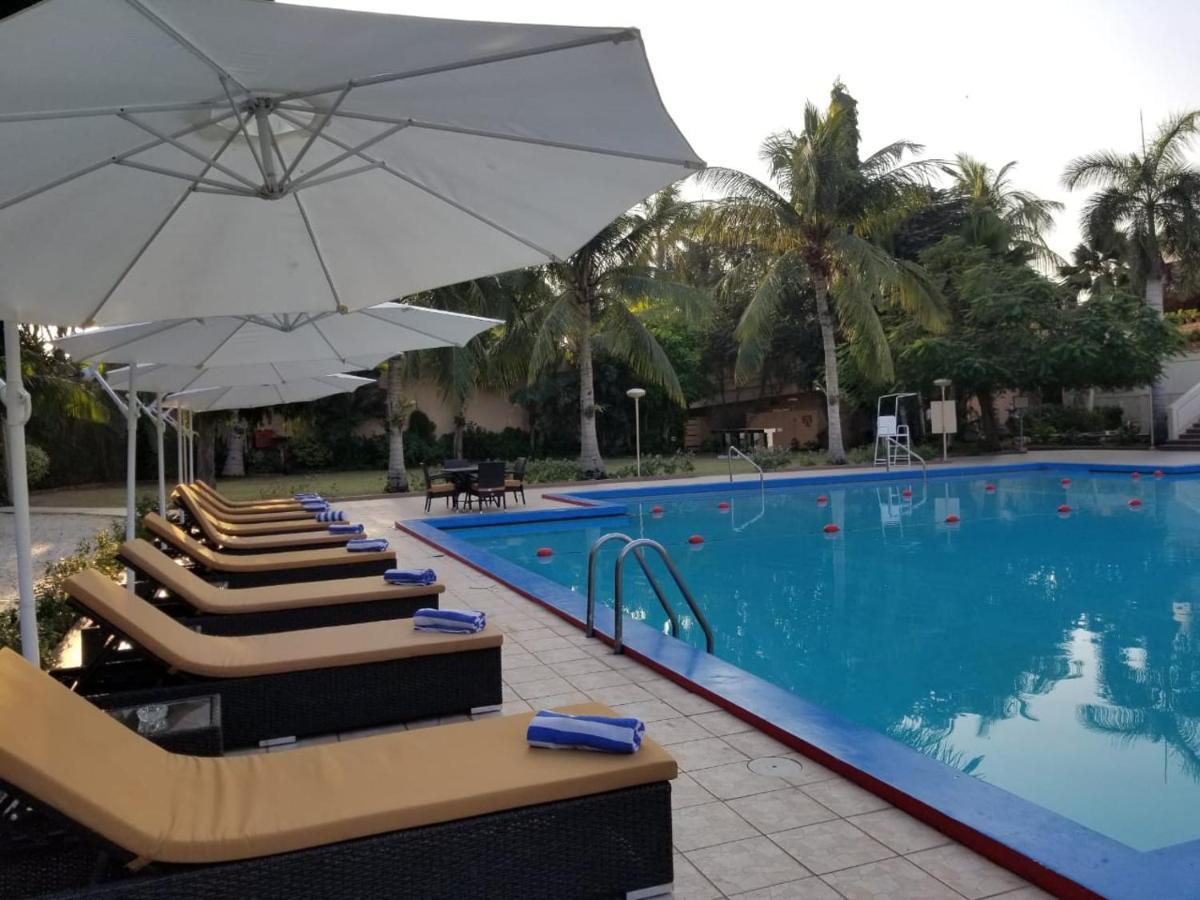 Avari Towers การาจี ภายนอก รูปภาพ The pool at the Serena Hotel