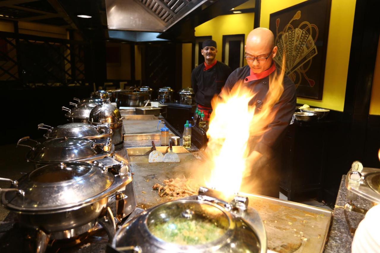 Avari Towers การาจี ภายนอก รูปภาพ A chef cooking with a blowtorch