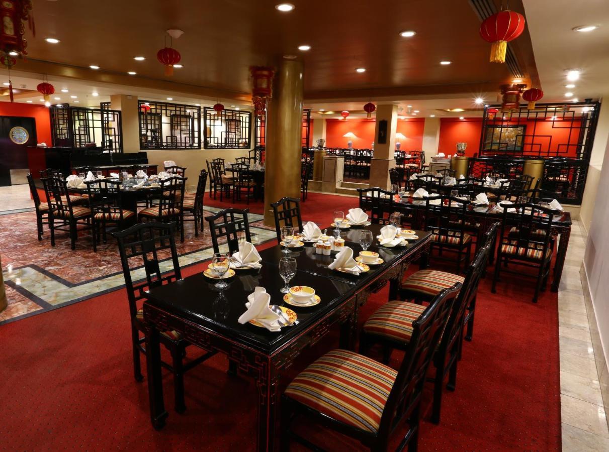 Avari Towers การาจี ภายนอก รูปภาพ The interior of the restaurant