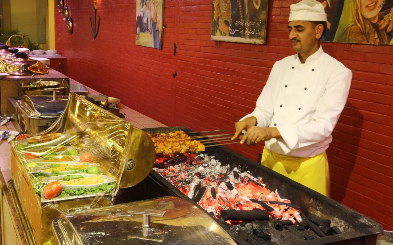 Avari Towers การาจี ภายนอก รูปภาพ A chef cooking food