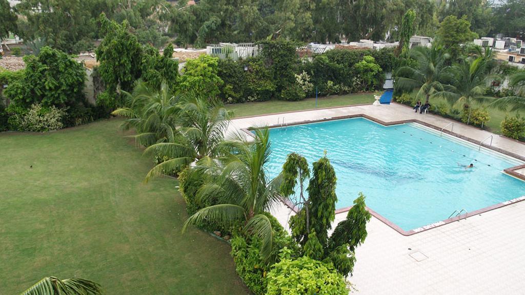 Avari Towers การาจี ภายนอก รูปภาพ Swimming pool at the club