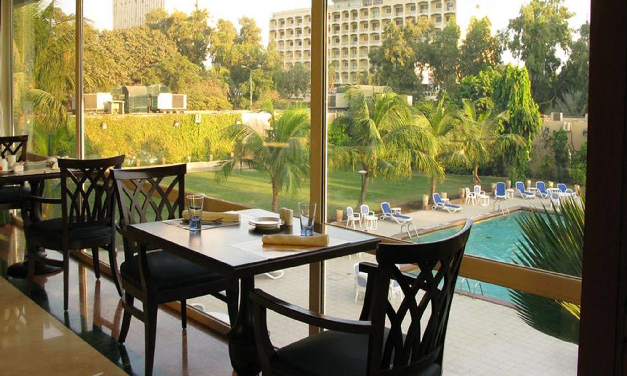 Avari Towers การาจี ภายนอก รูปภาพ The pool at the Grand Hotel