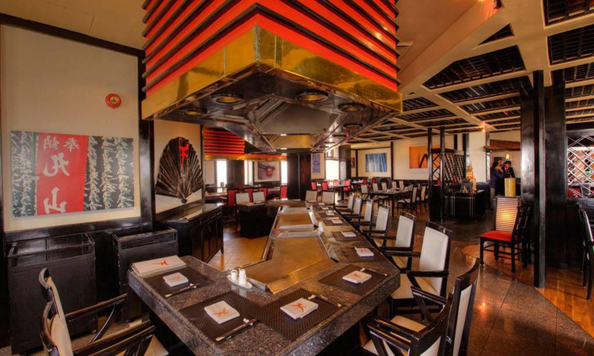 Avari Towers การาจี ภายนอก รูปภาพ The interior of a typical PF Chang's