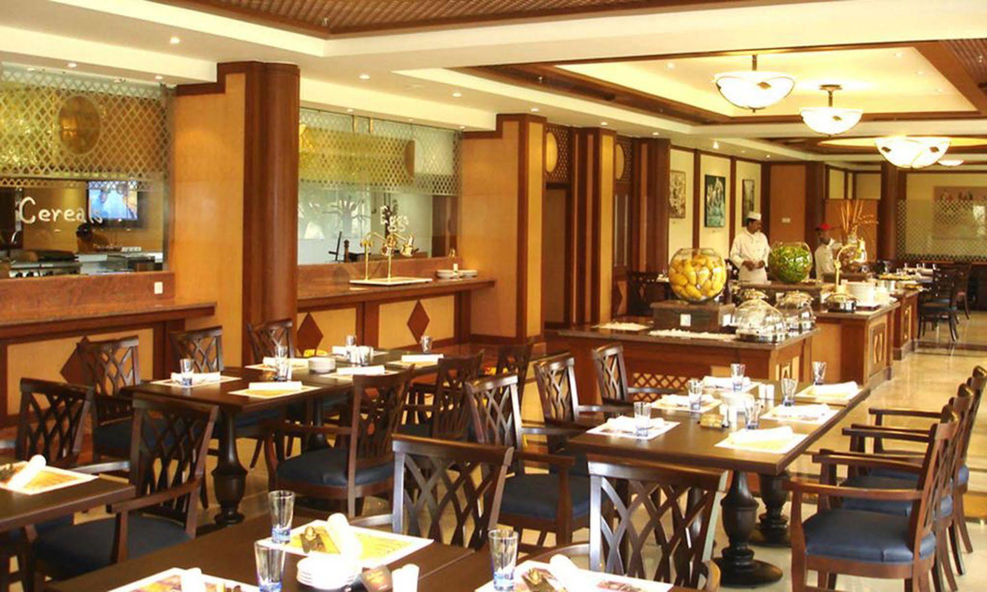 Avari Towers การาจี ภายนอก รูปภาพ The interior of a restaurant