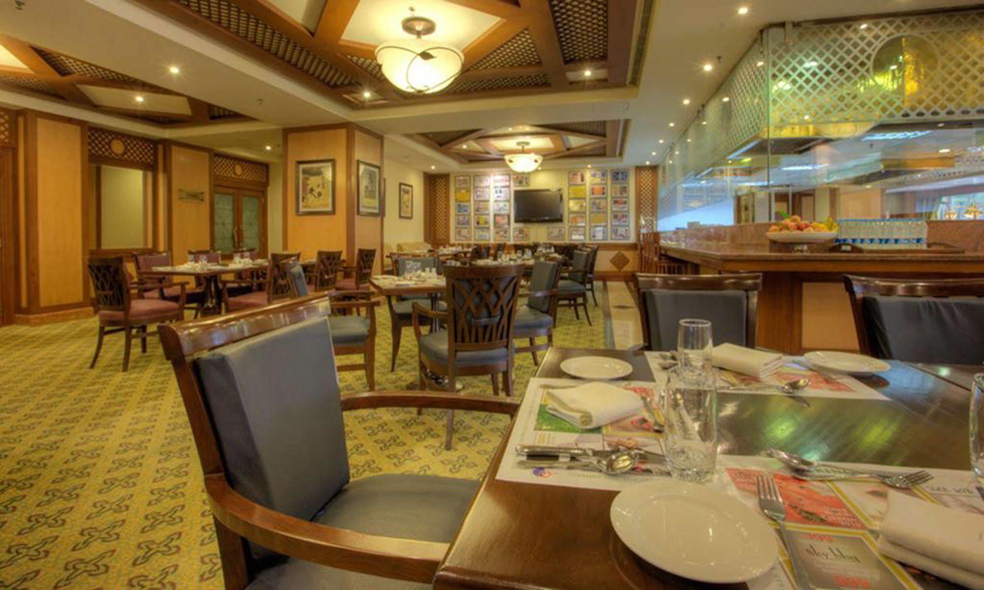 Avari Towers การาจี ภายนอก รูปภาพ The interior of the restaurant