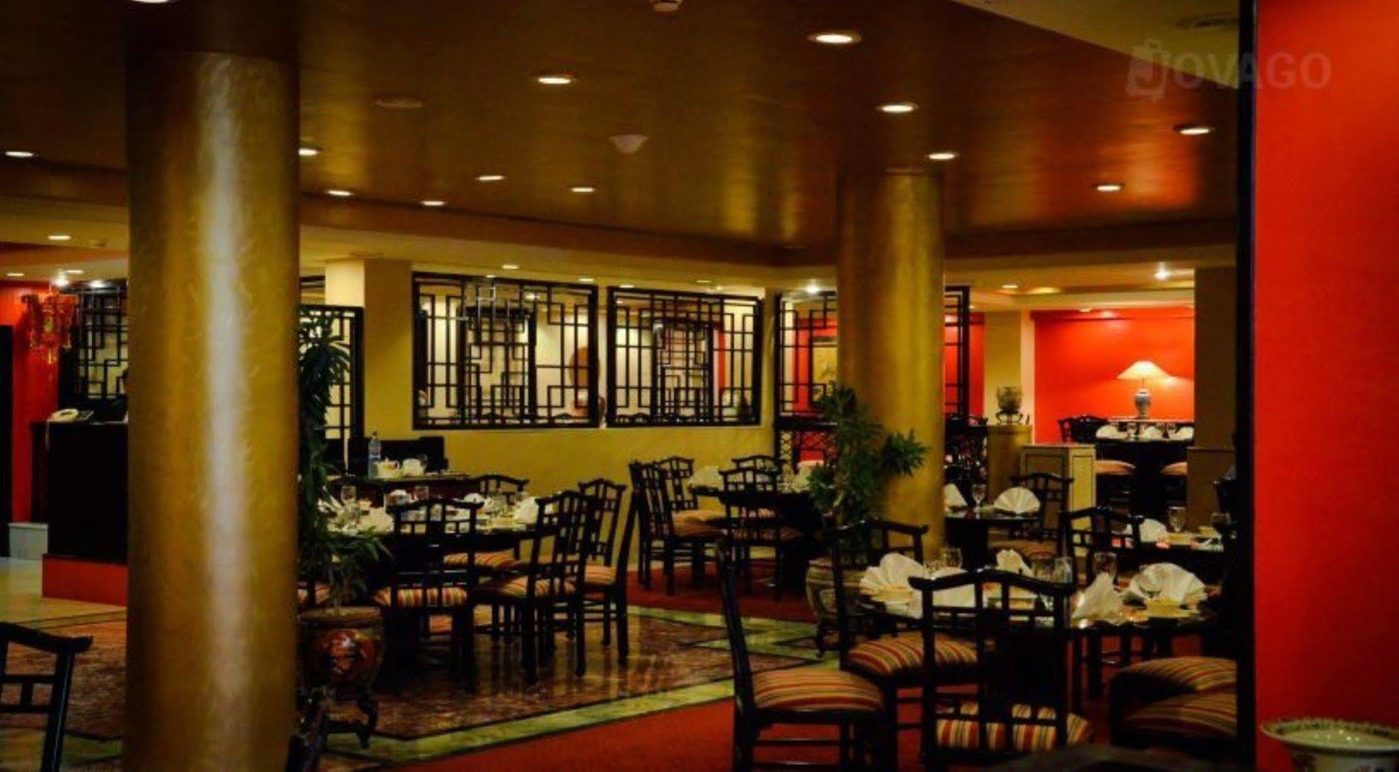 Avari Towers การาจี ภายนอก รูปภาพ The interior of the restaurant