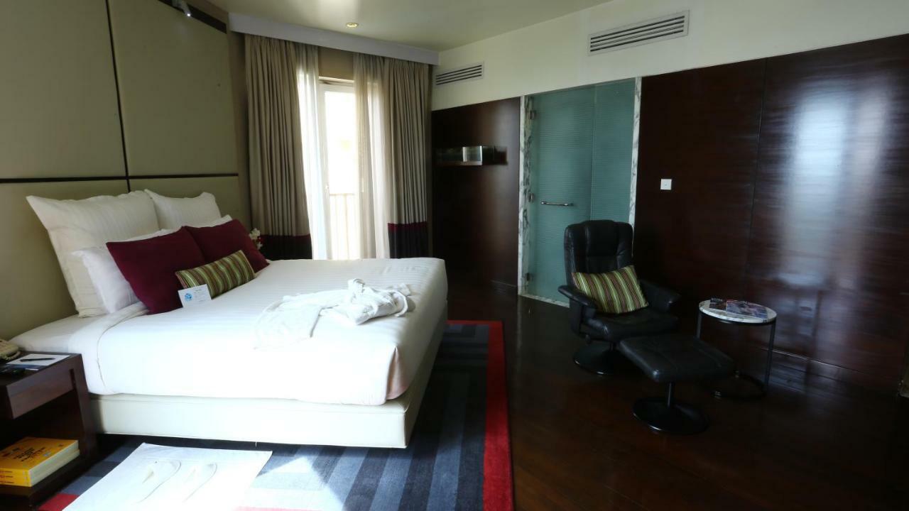 Avari Towers การาจี ภายนอก รูปภาพ A room at the Park
