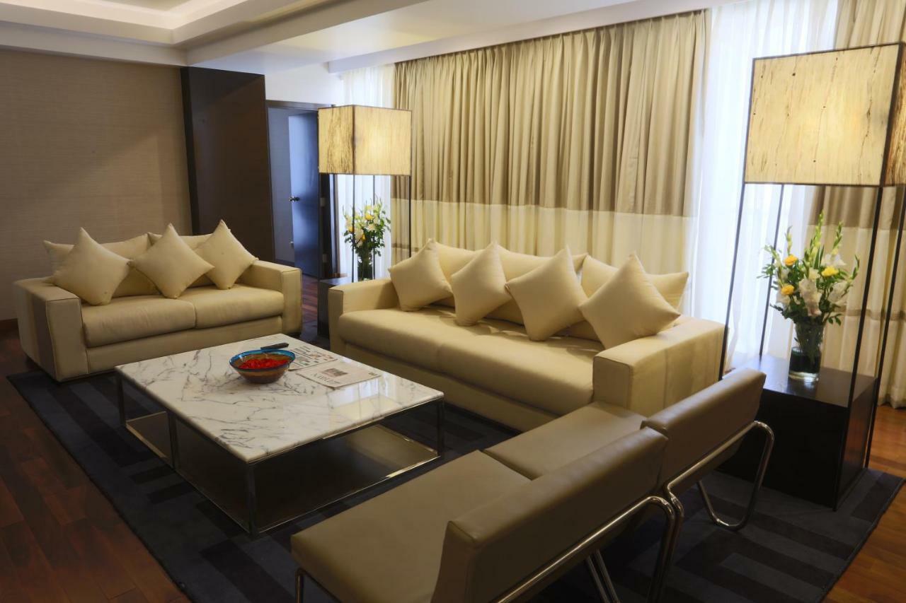 Avari Towers การาจี ภายนอก รูปภาพ A living room in a suite at the Mandarin Oriental, Kuala Lumpur