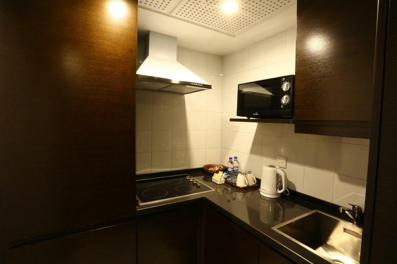 Avari Towers การาจี ภายนอก รูปภาพ A kitchenette in a hotel room